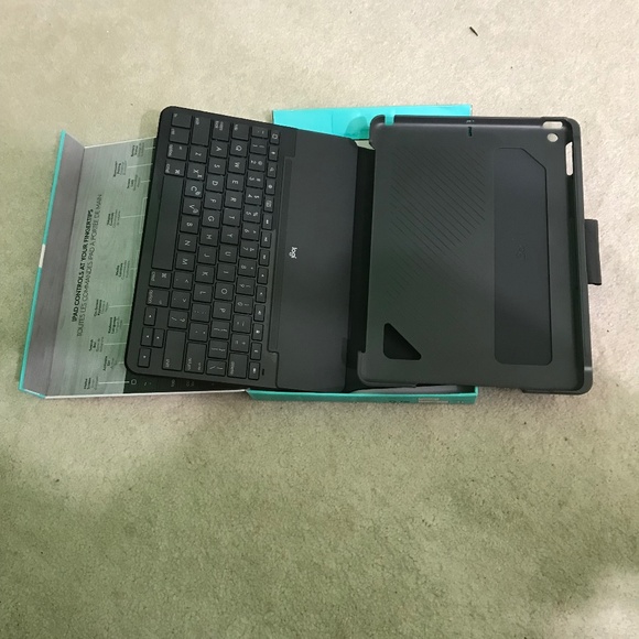New Logitech Slim Portfolio iPad Keyboard & Case - Picture 4 of 4